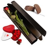 één rode roos met dikke knop + chocolade hartjes in blikken hart + luxueuze verpakking één rode roos met dikke knop + chocolade hartjes in blikken hart + luxueuze verpakking
