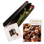 Eén rode roos met dikke knop + doos Belgische chocolade zeevruchten + mooie verpakking Eén rode roos met dikke knop + doos Belgische chocolade zeevruchten + mooie verpakking